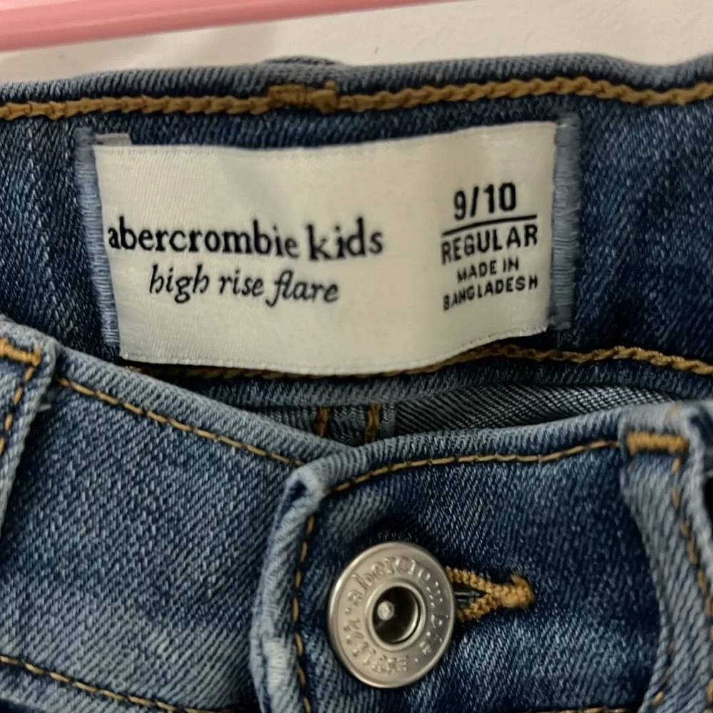 Abercrombie flared ripped jeans High-rise flare and regular length size 9/10. - Picture 5 of 5